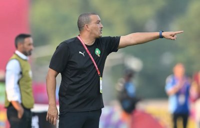 نبيل باها يعتذر للجماهير المغربية بعد هزيمة الأشبال القاسية