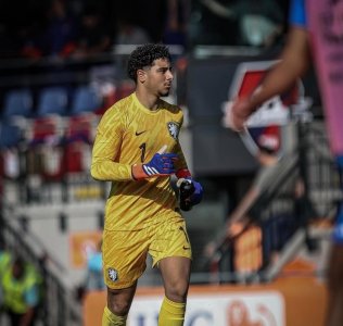 خاص.. الجامعة تحبط مخطط هولندا وتضم حارس أياكس أيمن الهاني