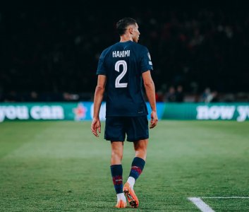 جماهير باريس تعبر عن تعاطفها مع حكيمي