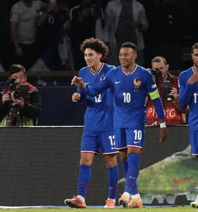 ثنائية مبابي نقود فرنسا إلى كأس العالم