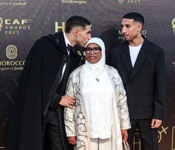 إستقبال رائع لأشرف حكيمي برفقة الوالدة