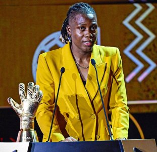 شياماكا تفوز بجائزة أفضل حارسة مرمى بإفريقيا