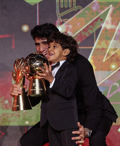 حارس الأسود سعيد بجائزته الإفريقية