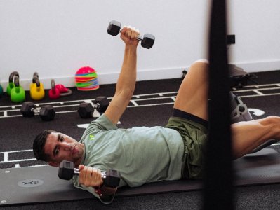 حكيمي سيزيل الحذاء الواقي بعد عشرة أيام ويسابق الزمن لحضور العرس القاري