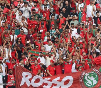 الجمهور المغربي يشعل مدرجات ملعب خليفة