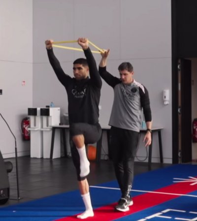 حكيمي يسابق الزمن للوصول إلى الكان