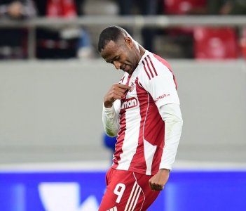 ثنائية الكعبي تثبت أولمبياكوس في صدارة اليونان