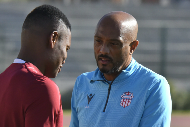 ما الذي يجري بين الحسنية والمدرب أمير عبدو؟