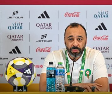 السكتيوي يمازح صحفيا مغربيا.. تسألني وكأنك صحفي سوري