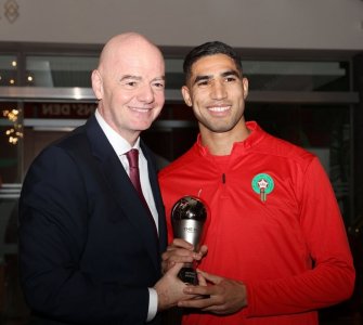 أشرف حكيمي يتسلم جائزة  فيفا ذا بيست- 2025  الخاصة بالتشكيلة المثالية