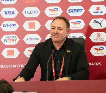 مدرب جزر القمر يؤكد أن فريقه مطالب باقتناص لحظات القوة أمام المنتخب المغربي