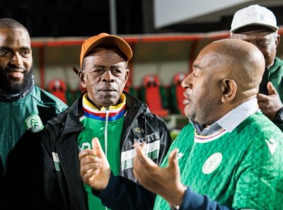 رئيس دولة جزر القمر يزور شخصيا منتخب بلاده