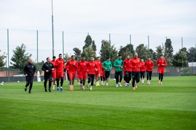 الركراكي مرفوقا بآيت بودلال في ندوة صحفية قبل مباراة مالي