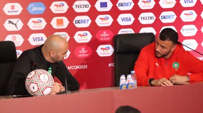 الركراكي برفقة سايس في ندوة صحفية قبل مباراة تنزانيا