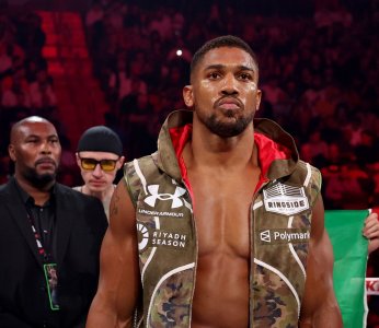 الملاكم جوشوا يعود إلى بريطانيا بعد حادث السير المروع