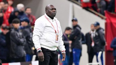 مدرب الكامرون : مذهل ما قام به الجمهور.. والحكام بشر