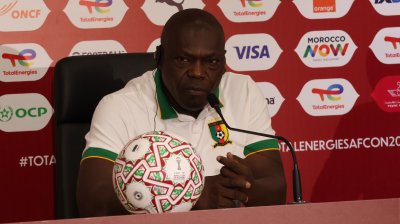 مدرب الكامرون: مذهل ما قام به الجمهور.. والحكام بشر