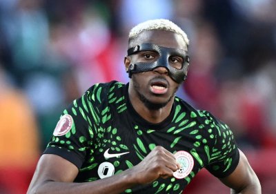 لماذا غضب لاعبو النسور من أوسيمين قبل مباراة الجزائر؟