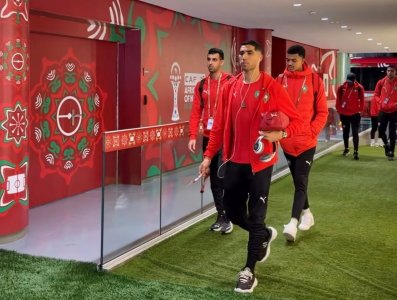 الفريق الوطني يصل لملعب مولاي عبد الله وسط هتافات جماهيرية كبيرة