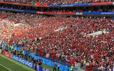 توزيع الأعلام الوطنية على الجماهير المغربية