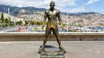 بالصور.. شاب يثير الجدل بإشعال تمثال رونالدو في ماديرا