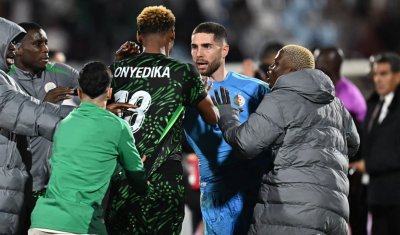 الكاف تنزل العقوبات على المنتخب الجزائري على خلفية أحداث مباراة نيجيريا