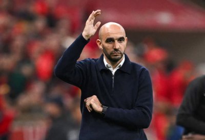 وليد الركراكي يُتوّج بجائزة أفضل مدرب من الكونفيدرالية الإفريقية لكرة القدم