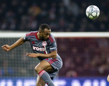 أولمبياكوس يطيح بأياكس بحضور متواضع للكعبي