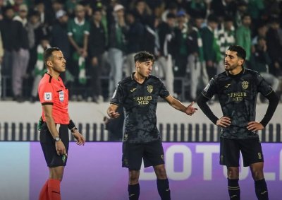 اتحاد طنجة يستنكر أداء الطاقم التحكيمي في مباراة الرجاء