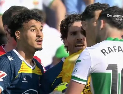 العنصرية تطال عمر الهلالي والحكم يوثق ما قيل  لقد اتيت عبر قارب مطاطي 