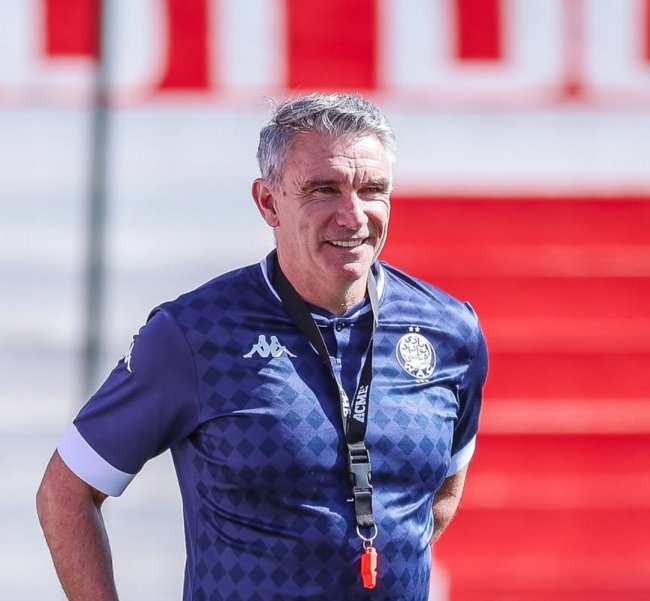 المدرب الجديد يشرف على أول حصة تدريبية للوداد وهذه رسائله للاعبين