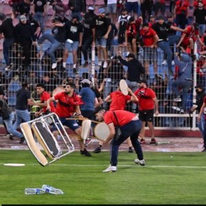 شغب جماهير إتحاد الجزائر يؤخر المباراة أمام أولمبيك أسفي