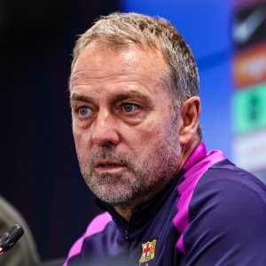 وفاة والد مدرب برشلونة هانزي فليك قبل ساعات من الكلاسيكو 