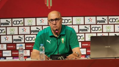 جمال فتحي يعطي تعليماته لمدرب الأشبال المحدود تكتيكيا في مباراة الكامرون!