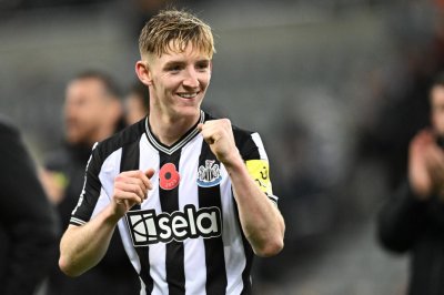 برشلونة يتوصل إلى اتفاق مع نيوكاسل للحصول على خدمات أنطوني غوردون