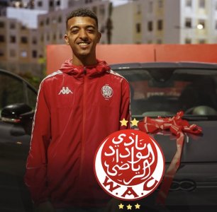 الوداد الرياضي يهدي سيارة لأحد مشجعيه